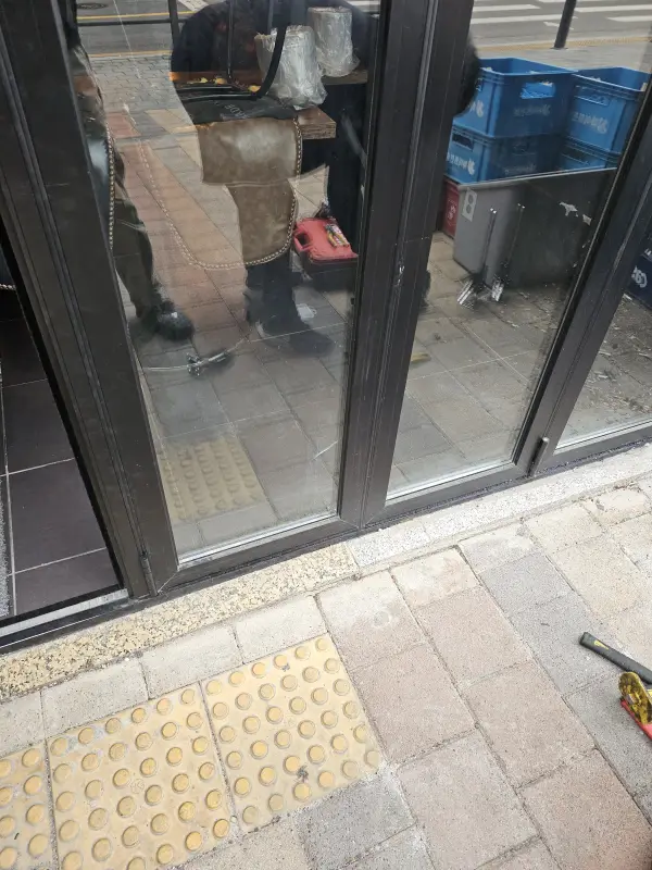 폴딩도어 롤러 교체 완료 사진
